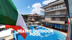 Bazén v ubytovaní Hotel & Wellness Fra I Pini alebo v jeho blízkosti