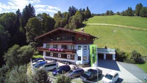 een huis met auto's ervoor geparkeerd bij Appartement Conrad in Saalbach Hinterglemm +68 foto's