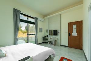 a bedroom with a bed and a sink and a window at Maimai B&B, Ganluyuan in Tung-chou