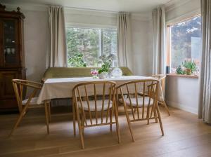 a dining room with a table and four chairs at Valberg Gjestegård in Valberg