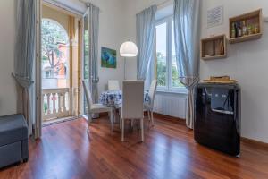 a dining room with a table and chairs at Beatrice House, Bogliasco, Sea Access, Ac in Bogliasco +26 photos