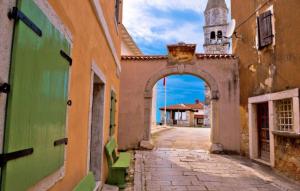 an archway in an alley between two buildings at Modern Villa Anna with outdoor pool in Visnjan in Višnjan