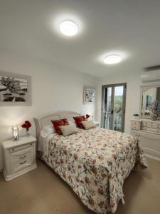 a bedroom with a large bed and a window at Armonía y tranquilidad habitaciones in Albacete