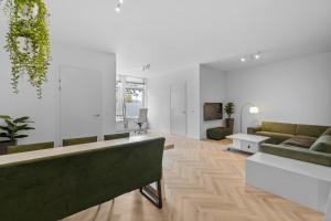 TV a/nebo společenská místnost v ubytování Home City Hotspot, Near City Center And Park + 53 fotografií