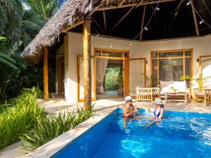 Bazén v ubytování Zanzi Resort Private Paradise nebo v jeho okolí