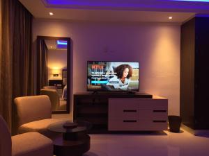 Televisyen dan/atau pusat hiburan di Hotel Nilo