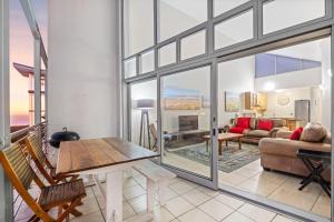 Χώρος καθιστικού στο Seaside Village B22 by Host Agents
