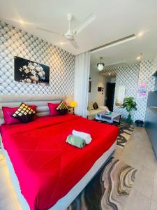 een groot rood bed in een woonkamer bij Gaylords Ganges Assi Varanasi retreat in New Delhi