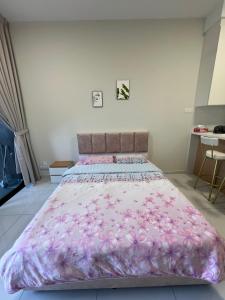 Tempat tidur dalam kamar di skytrees公寓 距Aeon五分钟路程