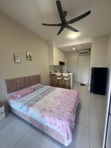 Tempat tidur dalam kamar di skytrees公寓 距Aeon五分钟路程 +25 foto