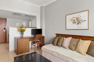 Kuchyň nebo kuchyňský kout v ubytování Ariti Grand Hotel