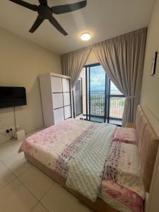 Tempat tidur dalam kamar di skytrees公寓 距Aeon五分钟路程