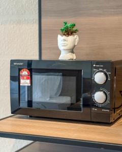 Cucina o angolo cottura di Luxury Genting Studio Suite with Swimming Pool and Netflix