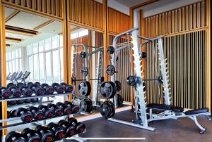 una palestra con molte attrezzature in una stanza di Luxury Genting Studio Suite with Swimming Pool and Netflix a Resorts World Genting