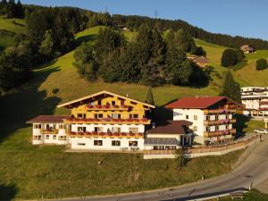 widok z lotu ptaka na budynek na wzgórzu w obiekcie "Adamerhof" w mieście Gerlosberg