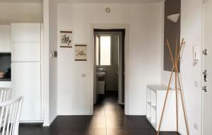 un corridoio con pareti bianche e un corridoio con porta di La piccola coccinella a Bellagio