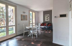 un soggiorno con tavolo, sedie e divano di La piccola coccinella a Bellagio Altre 12 foto