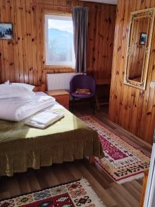 Postel nebo postele na pokoji v ubytování Garofita Pietrei Craiului