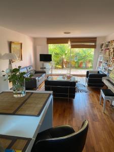 TV a/nebo společenská místnost v ubytování Maison Eysines- A10