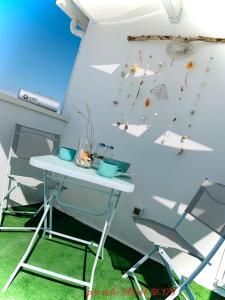 una habitación con mesa y sillas y con un dedededadadodadadodedesarrollados en suite attico Acqua marina, en Porto Cesareo