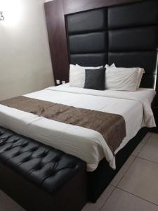 Postel nebo postele na pokoji v ubytování Tofana Hotel and Suites Lifecamp