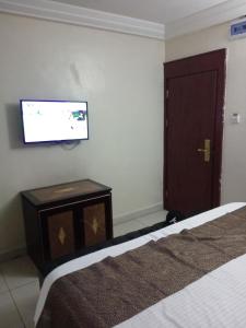 Letto o letti in una camera di Tofana Hotel and Suites Lifecamp