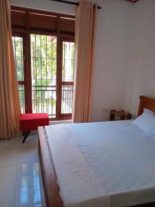 Postel nebo postele na pokoji v ubytování Oasis Suite