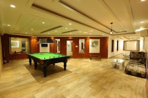 巴雷利Hotel Darbar-E-Khas的客厅配有台球桌和沙发