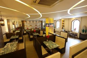 巴雷利Hotel Darbar-E-Khas的餐厅的俯视图，配有桌椅 更多37张照片