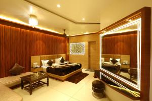 巴雷利Hotel Darbar-E-Khas的配有床和沙发的酒店房间