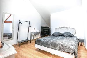 ein Schlafzimmer mit einem Bett, einem Waschbecken und einem Spiegel in der Unterkunft Gîte 4 étoiles avec sauna au coeur du vignoble - Louis le Tonnelier in Le Mesnil-sur-Oger