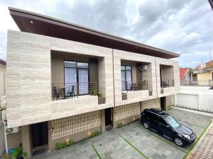 ein vor einem Haus geparktes Auto in der Unterkunft Villa Siji Sanggrahan Private Pool in Kejayan