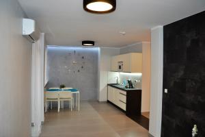 kuchnia i jadalnia ze stołem i krzesłami w obiekcie Apartamenty Krawiecka w Zielonej Górze