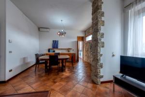 una sala da pranzo e un soggiorno con tavolo e sedie di Book house a Lecce a Lecce