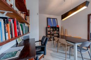 una sala da pranzo con tavolo, sedie e librerie di Book house a Lecce a Lecce