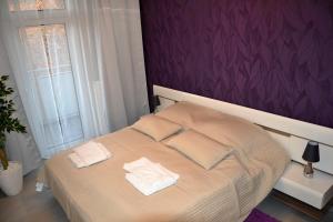 sypialnia z łóżkiem i dwoma ręcznikami na nim w obiekcie Apartamenty Krawiecka w Zielonej Górze