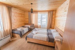 Postel nebo postele na pokoji v ubytování Mountain house in Mestia + 37 fotografií