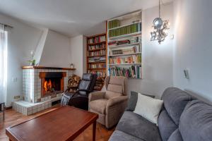 un soggiorno con divano e camino di Book house a Lecce a Lecce