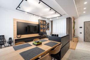 Μια τηλεόραση ή/και κέντρο ψυχαγωγίας στο Eden - Elegant Retreat in Rosetti Luxury