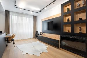 Μια τηλεόραση ή/και κέντρο ψυχαγωγίας στο Eden - Elegant Retreat in Rosetti Luxury