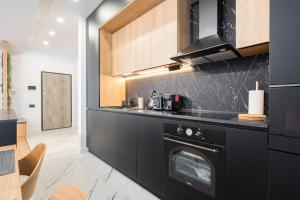 Η κουζίνα ή μικρή κουζίνα στο Eden - Elegant Retreat in Rosetti Luxury