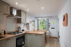 Kuchyň nebo kuchyňský kout v ubytování Cosy Cottage in the Mendip Hills Private Parking