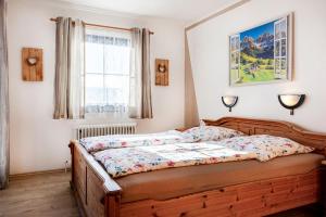 une chambre avec un lit en bois dans une pièce dans l'établissement Ferienhaus Nr 105, Kategorie Komfort, Feriendorf Hochbergle, Allgäu, à Karlsebene