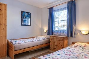 une chambre avec deux lits et une fenêtre dans l'établissement Ferienhaus Nr 105, Kategorie Komfort, Feriendorf Hochbergle, Allgäu, à Karlsebene