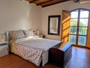 ein Schlafzimmer mit einem Bett und einem großen Fenster in der Unterkunft Casa Benvenuti in Lastra a Signa