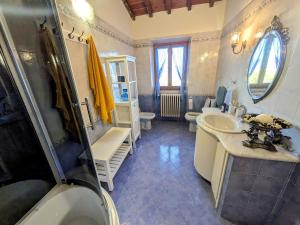 ein Badezimmer mit Waschbecken, Dusche und Toilette in der Unterkunft Casa Benvenuti in Lastra a Signa + 54 Fotos