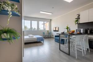 Kuchyň nebo kuchyňský kout v ubytování Seaside Studio with Swimming Pool and Parking