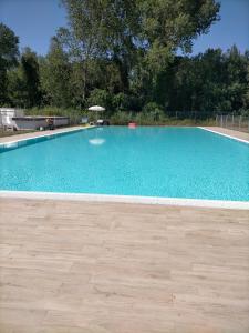 Bazén v ubytování Seaside Studio with Swimming Pool and Parking nebo v jeho okolí
