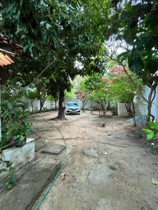 a car parked in a yard with a hose at Casa Simples e Charmosa na Praia de Ipioca in Maceió +6 photos