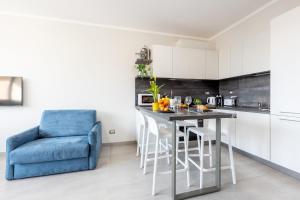 Kuchyň nebo kuchyňský kout v ubytování Seaside Studio with Swimming Pool and Parking